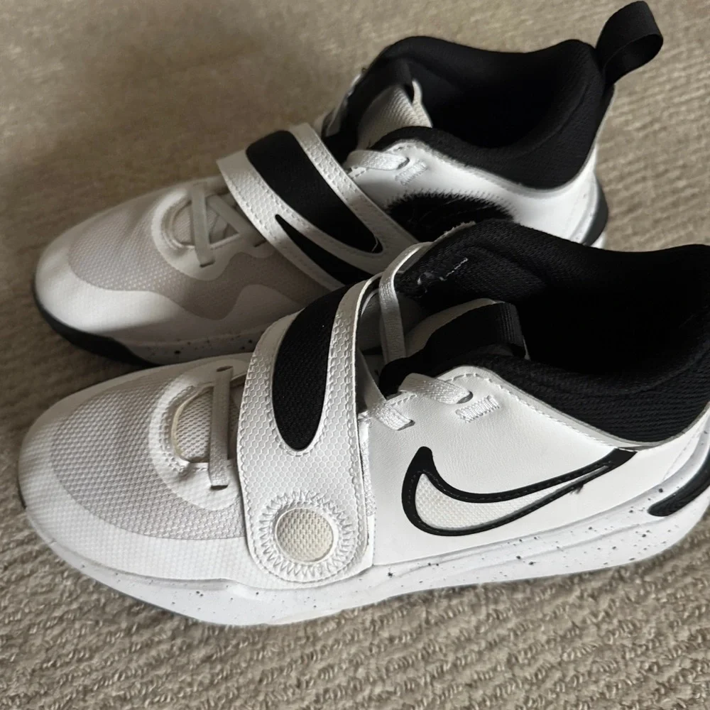 Nike Team Hustle Kids Youth Size 6Y Basketball Shoes EUC
